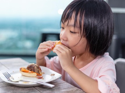 Makan Junk Food Picu Anak Pubertas Dini? Ini Faktanya