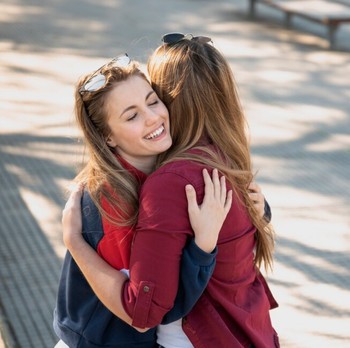  4 Zodiak yang Miliki Aura Positif dan Selalu Menyebarkan Kebaikan