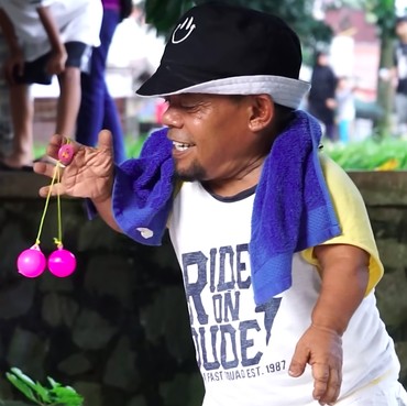 Jarang Muncul di TV, Ucok Baba Jualan Lato-lato di Pinggir Jalan