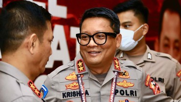 img-title Autopsi Mirna Dicap Cacat Prosedur, Irjen Krishna Murti Serang Balik Otto Hasibuan