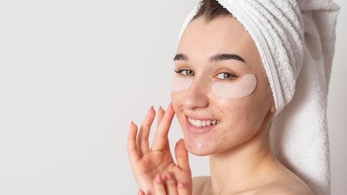 img-title 8 Kesalahan Pakai Skincare yang Membuat Wajah Semakin Jerawatan, Cek Kamu Suka Lakukan?
