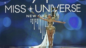 FOTO: Pesona Laksmi De Neefe Melenggang di Panggung Miss Universe