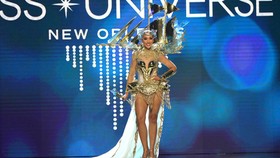 Aksi Laksmi De-Neefe Berbaju Phinisi di National Costume Miss Universe