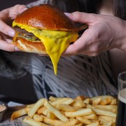 Perlu Kamu Tahu, Deretan Makanan dan Minuman Ini Harus Mulai Kamu Hindari Kalau Tak Ingin Menopause Dini!