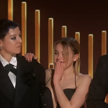 Milly Alcock 'House of the Dragon' Mabuk di Panggung Golden Globe Awards 2023