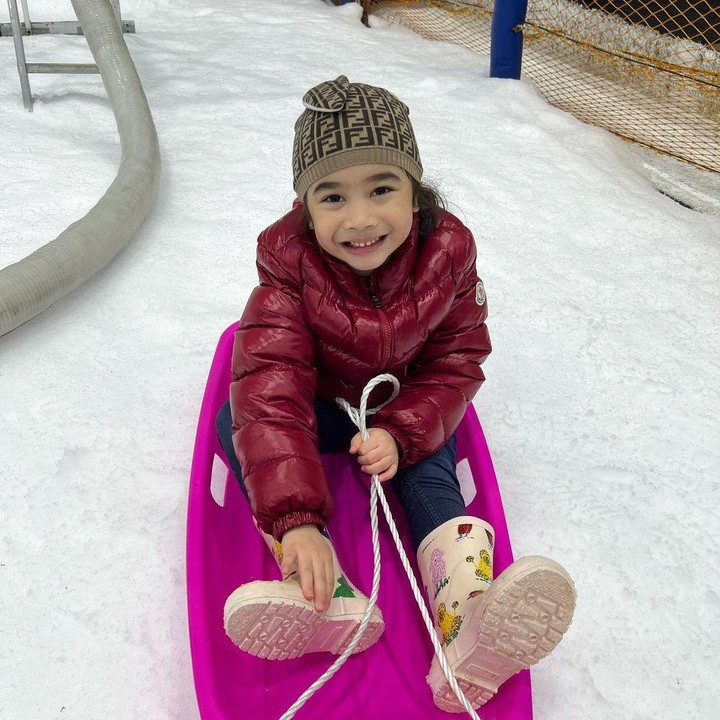<p>Potret-potret tersebut Nabila bagikan melalui media sosial Instagram pribadi. <em>"MasyaAllah Tabarakallah..</em> Hari ini ajak anak2 main di snow world seruu bgttttt. <em>InsyaAllah next time</em> bisa ajakin mereka winter dan main snow beneran," tulisnya melalui akun @nsyakieb85. (Foto: Instagram @nsyakieb85)<br /><br /><br /></p>