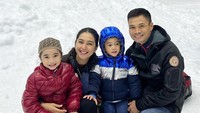 5 Potret Seru Nabila Syakieb Main 'Salju', Enjoy Bersama Dua Anak dan Suami Tercinta