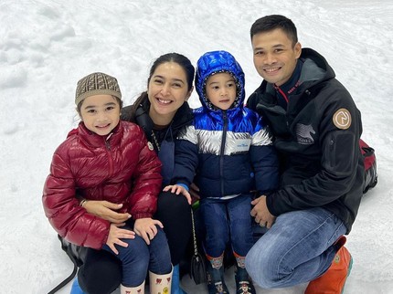 5 Potret Seru Nabila Syakieb Main 'Salju', Enjoy Bersama Dua Anak dan Suami Tercinta