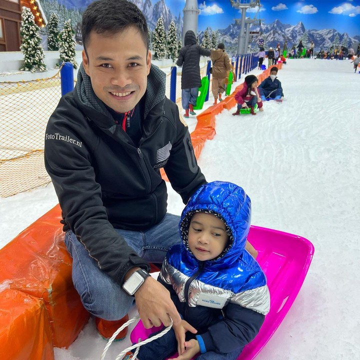 <p>Ya, Nabila Syakieb bersama sang suami, Reshwara Argya Ardinal, serta kedua putrinya yang bernama Raqeema Ruby Radinal dan Rasheed Ravindra Radinal, mengabiskan waktu untuk bermain 'salju' di Trans Snow World. (Foto: Instagram @nsyakieb85)<br /><br /><br /></p>