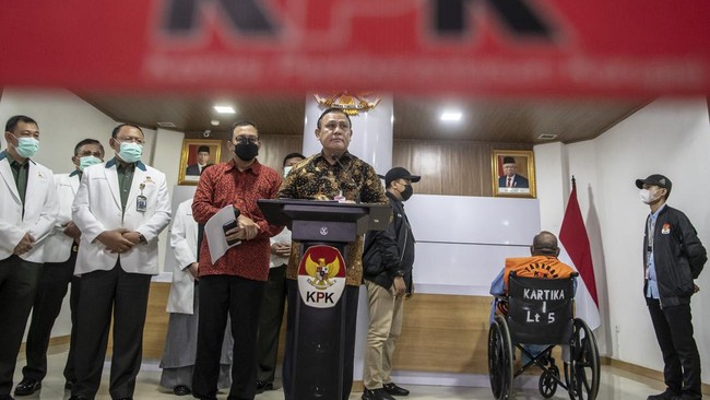 KPK bakal memanggil Ketua DPRD Tolikara Sonny Wanimbo terkait dugaan suap dan gratifikasi Gubernur Papua nonaktif Lukas Enembe.