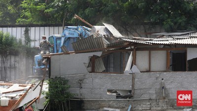 Puluhan Bangunan di Jatinegara Digusur buat Sodetan Ciliwung DKI