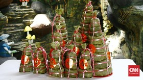FOTO: Semarak Produksi Kue Keranjang 'Hoki' Jelang Tahun Baru Imlek