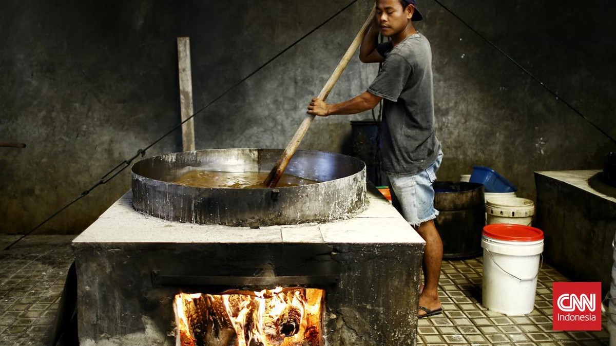 FOTO: Semarak Produksi Kue Keranjang 'Hoki' Jelang Tahun Baru Imlek