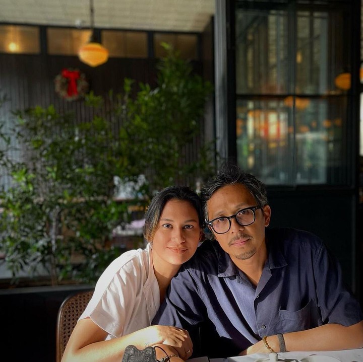 <p>Raihaanun menikah saat masih berusia 18 tahun dengan Teddy Soeriaatmadja yang berusia 13 tahun di atasnya. Dalam pernikahan tersebut, keduanya dikaruniai 3 orang anak. (Foto: Instagram @raihaanun)<br /><br /><br /></p>