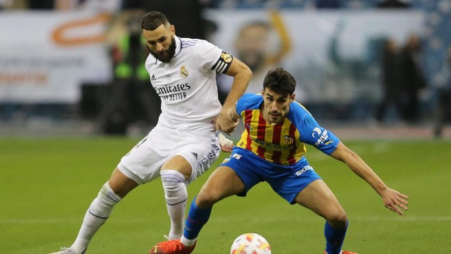 Real Madrid melangkah ke final Piala Super Spanyol setelah menang adu penalti atas Valencia pada Kamis (12/1) dini hari WIB.