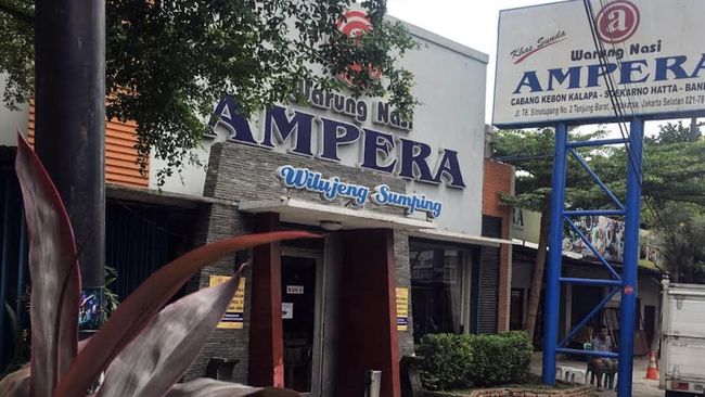 Rumah makan Ampera di Jalan Soekarno Hatta, Kota Bandung terbakar habis. Ini sejarahnya.