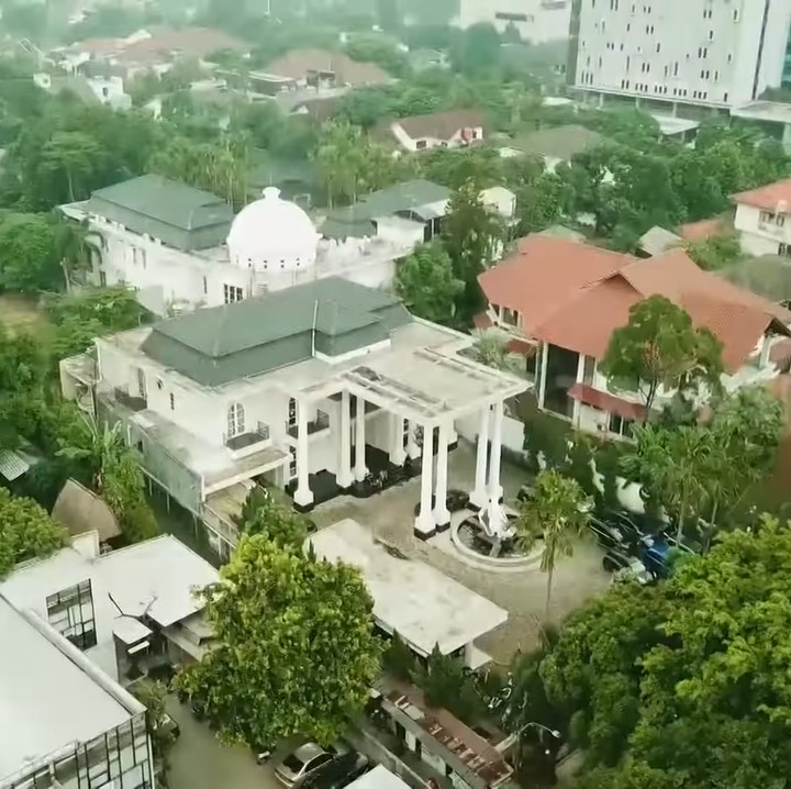 <p>Rumah Monica Soraya berdiri di atas tanah seluas 4500 meter persegi. Luas bangunannya sendiri adalah 2180 meter persegi. Wah, luas banget, ya Bun. (Foto: YouTube/TRANS7OFFICIAL)</p>