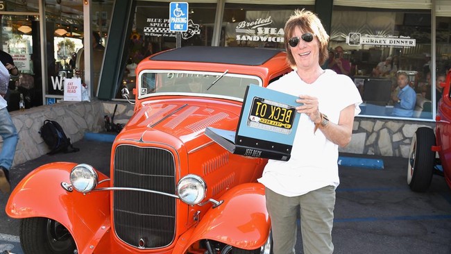 FOTO: Memori Legendaris Jeff Beck Memetik Gitar