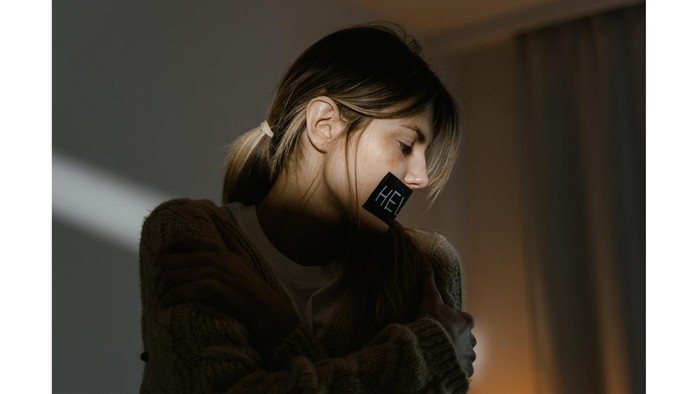 Sejumlah cara yang bisa dilakukan buat menolong korban KDRT/pexels/Mart Production