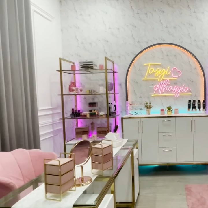 <p>Selain dapur, Tasyi juga punya studio untuk membuat konten bersama dengan tim nya. Studio ini didekorasi dengan warna pink, putih, dan emas sehingga terlihat aesthetic. (Foto: YouTube/Tasyi Athasyia)</p>