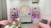 <p>Selain dapur, Tasyi juga punya studio untuk membuat konten bersama dengan tim nya. Studio ini didekorasi dengan warna pink, putih, dan emas sehingga terlihat aesthetic. (Foto: YouTube/Tasyi Athasyia)</p>