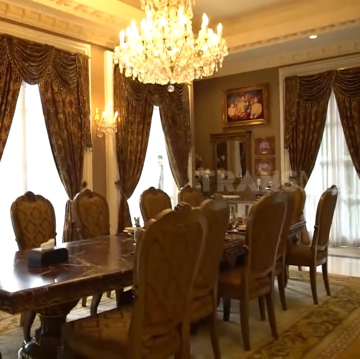 <p>Setiap weekend, Monica dan keluarganya berkumpul di makan bersama di ruang makan ini. Makanya terdapat 12 kursi di meja makan yang panjang ini, Bunda. Ditambah lampu gantung, area makan pun terlihat mewah. (Foto: YouTube/TRANS7 OFFICIAL)</p>