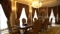 <p>Setiap weekend, Monica dan keluarganya berkumpul di makan bersama di ruang makan ini. Makanya terdapat 12 kursi di meja makan yang panjang ini, Bunda. Ditambah lampu gantung, area makan pun terlihat mewah. (Foto: YouTube/TRANS7 OFFICIAL)</p>