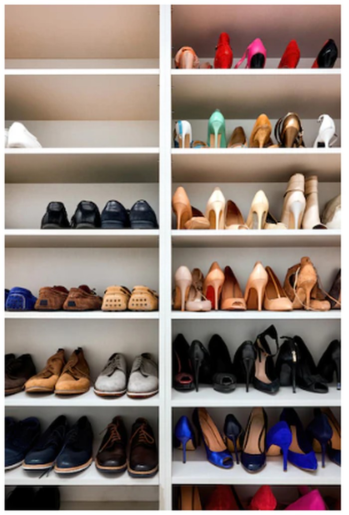 Simpan Sepatu di Rak Terbuka. Foto Freepik.com: frimufilms