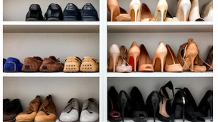 Simpan Sepatu di Rak Terbuka. Foto Freepik.com: frimufilms