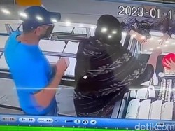 Heboh Pria Bermasker Gasak Perhiasan di Toko Emas Kuningan