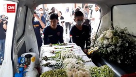 VIDEO: Keluarga Bawa Jenazah Korban Mutilasi Bekasi Untuk Dimakamkan