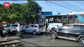 VIDEO: Bus Transjakarta Mogok di Rel Kereta, Penumpang Panik