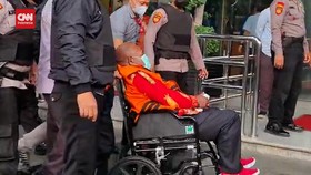 VIDEO: Momen Lukas Enembe Tiba di Gedung KPK Dikawal Ketat Aparat