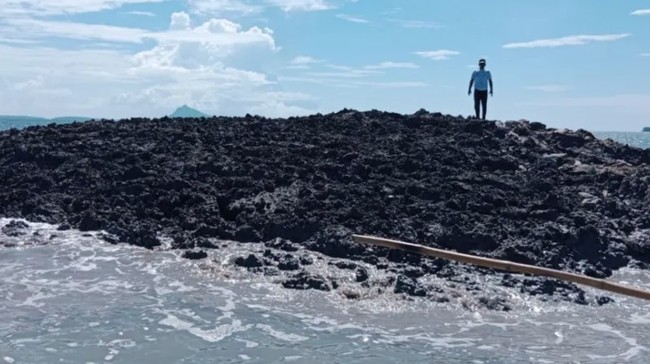 Pushidrosal menerjunkan tim untuk meneliti fenomena kemunculan pulau baru pascagempa di Tanimbar, Maluku.