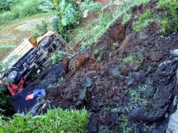 Truk Limbah Terperosok Masuk Jurang 6 Meter di Sukabumi