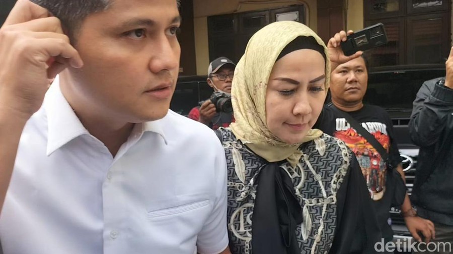 Venna Melinda didampingi adiknya Reza Mahastra saat di Polda Jatim Venna Melinda didampingi adiknya Reza Mahastra saat di Polda Jatim