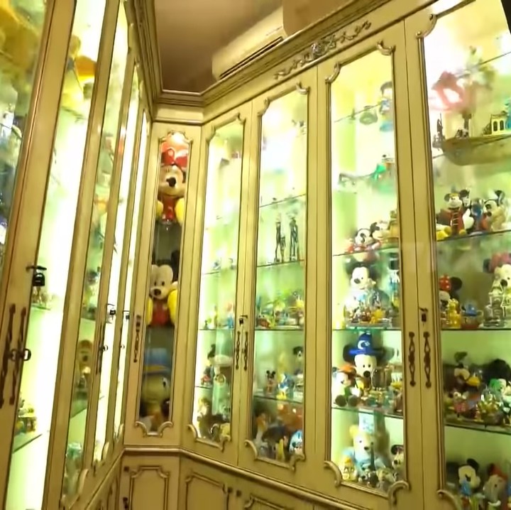 <p>Wanita berusia 43 tahun ini ternyata pecinta Disney, Bunda. Tiap mengunjungi Disneyland di berbagai negara, Monica selalu membeli action figure karakter Disney. Ada ruang khusus untuk memajang semua koleksinya. (Foto: YouTube/TRANS7 OFFICIAL)</p>