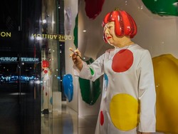 Keren! Aksi Robot Animatronik Yayoi Kusama Lagi Melukis