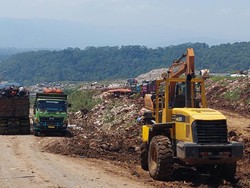 Penyebab Mandeknya Pembuangan Sampah di TPA Sarimukti