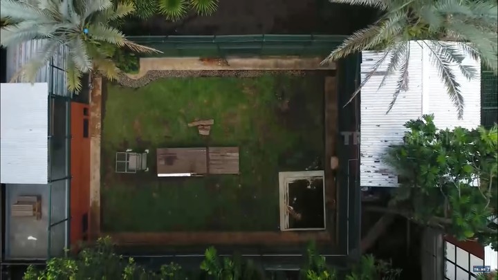 Rumah Alshad Ahmad di Bandung dilengkapi dengan kandang hewan satwa liar yang ia pelihara. Dalam rumahnya pun gak kalah mewah, Bun. Intip potretnya, yuk.