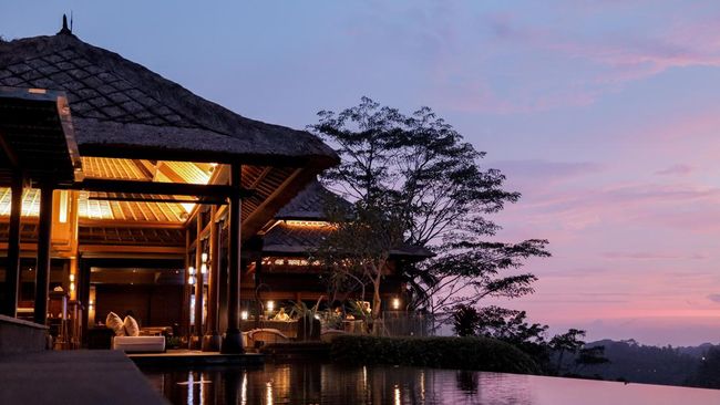 Alam hijau yang menghampar di Ubud juga bisa jadi saksi indahnya sunset di Ubud. Cicipi aneka cocktail segar dan hidangan Bali dan fushion Jepang yang unik.