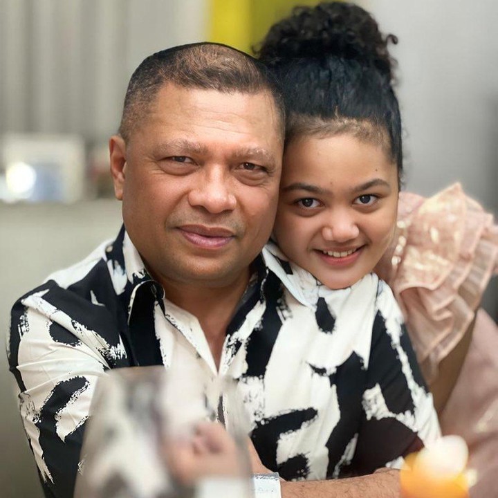<p>Paras gadis berusia 11 tahun ini juga semakin memesona, Bunda. Amora terlihat cantik meski tanpa riasan makeup tebal. (Foto: Instagram @krisdayantilemos)</p>