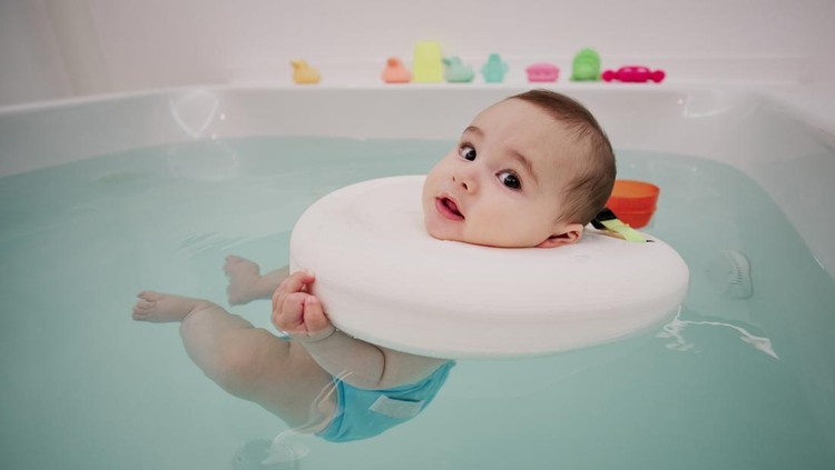 Bayi menikmati renang di Baby Spa