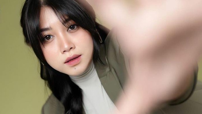 img-title Berhasil Turunkan Berat Badan sampai 50 Kg, Ini Penampilan Clarissa Putri yang Semakin Stylish!