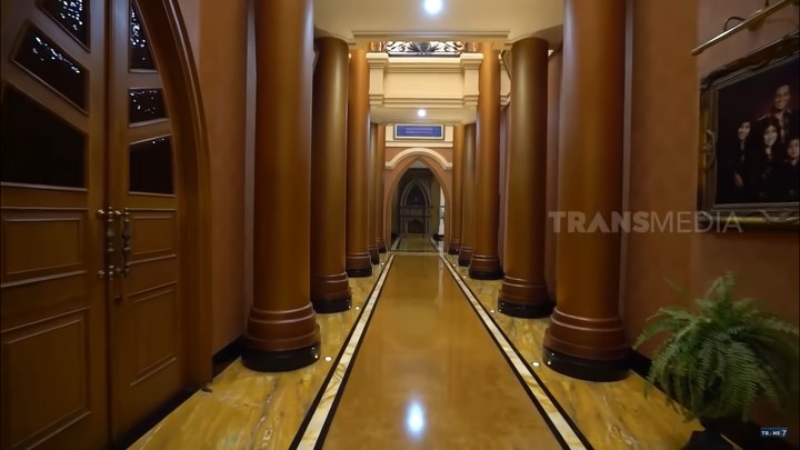 Rumah Alshad Ahmad di Bandung dilengkapi dengan kandang hewan satwa liar yang ia pelihara. Dalam rumahnya pun gak kalah mewah, Bun. Intip potretnya, yuk.