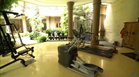 <p>Di halaman belakang, terdapat gym dengan konsep terbuka, Bunda. Fasilitas olahraganya pun lengkap. (Foto: YouTube/TRANS7 OFFICIAL)</p>