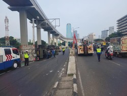 Penampakan Kemacetan Lalin Pancoran Arah Semanggi Gegara Truk Terguling