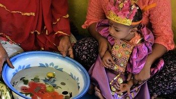 FOTO: Tangis Bayi Perempuan di Hari Khitannya