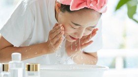Cuci Muka Pagi atau Malam Hari, Mana yang Lebih Penting?