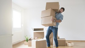 10 Kebiasaan Pemicu Sakit Pinggang, Sering Angkat Beban Berat